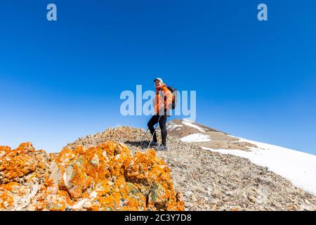 USA, Idaho, Bellevue, Senior woman hiking in Mountains Stockfoto