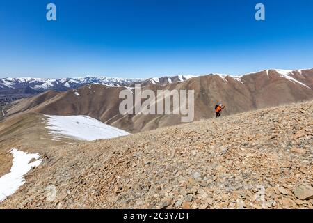 USA, Idaho, Bellevue, Senior woman hiking in Mountains Stockfoto