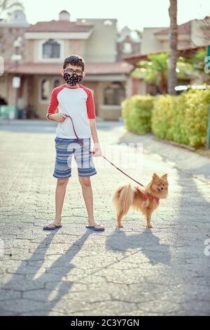 Mexiko, Zapopan, Junge mit Gesichtsmaske Wanderhund Stockfoto