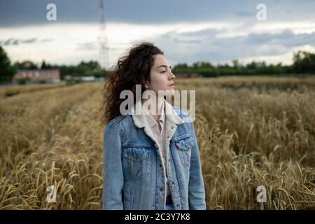 Russland, Omsk, Junge Frau, die im Weizenfeld steht Stockfoto