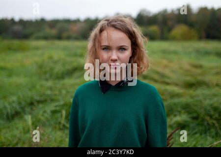 Russland, Omsk, Porträt von Teenager-Mädchen auf der Wiese Stockfoto