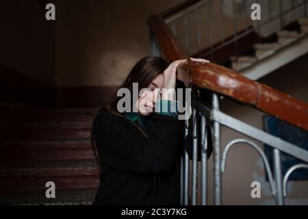 Junge Frau sitzt auf der Treppe Stockfoto