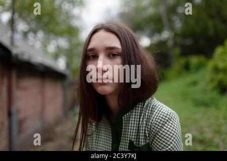 Russland, Omsk, Porträt einer jungen Frau mit braunen Haaren Stockfoto