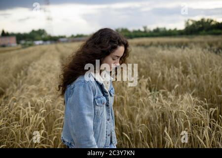 Russland, Omsk, Junge Frau, die im Weizenfeld steht Stockfoto