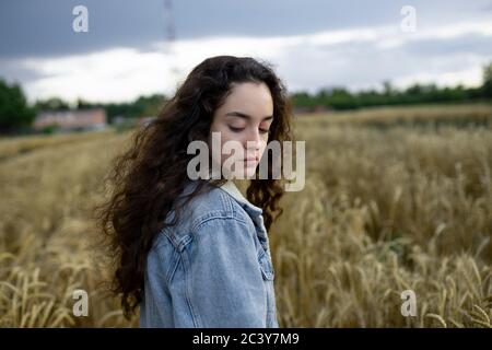 Russland, Omsk, Junge Frau, die im Weizenfeld steht Stockfoto
