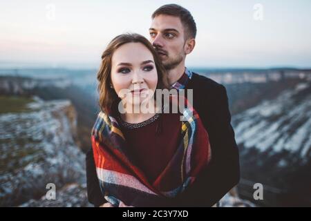 Ukraine, Krim, Junges Paar umarmt in der Nähe von Canyon Stockfoto