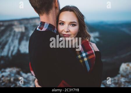 Ukraine, Krim, Junges Paar umarmt in der Nähe von Canyon Stockfoto