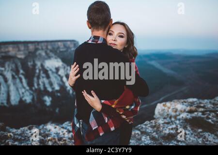 Ukraine, Krim, Junges Paar umarmt in der Nähe von Canyon Stockfoto