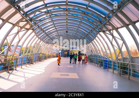 Futuristischer Dakthineswar Rani Rashmoni Skywalk erhöhter Pfad aus Glasstahl. Es besteht aus Rolltreppen, Aufzüge und Treppen, für gebaut Stockfoto