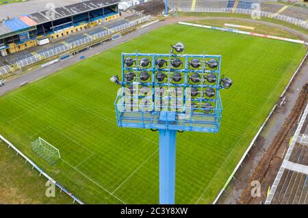 Leipzig, Deutschland. Juni 2020. Ein Flutlichtmast im Stadion Bruno-Plache, Austragungsort der 1. FC Lokomotive Leipzig. Der nordöstliche Meister, entschlossen an der grünen Tabelle, kann die Beförderung in die 3. Liga in der Promotion-Delegation Lok Leipzig - SC Verl perfekt machen. Wenn die Hochstufung erfolgreich war, fehlt die Lizenz noch. Bauliche Änderungen müssen noch an der Flutlicht- und Beschallungsanlage, dem Gastblock, den Media-Arbeitsplätzen vorgenommen werden, damit der DFB grünes Licht gibt. (Luftaufnahme mit Drohne) Quelle: Jan Woitas/dpa-Zentralbild/dpa/Alamy Live News Stockfoto