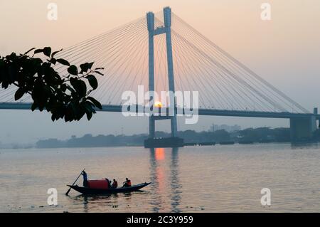 Panorama Vidyasagar Setu oder Hooghly Brücke bei Sonnenuntergang. Berühmte längste Kabel blieb Maut Überflug über Ganges River Connection Städte Kolkata und Ho Stockfoto