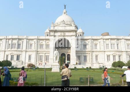 Lord curzon Statue vor der Victoria Memorial Hall. Indo-Saracen Stil mit Mogul-und britischen Struktur und weißen Makrana Marmor verwendet wurden buildi Stockfoto