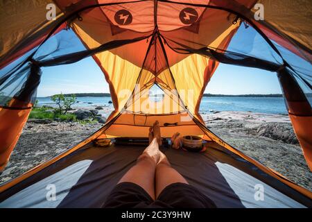 Kajakfahren und Camping auf dem Schärengarten von Kirkkonummi, Finnland Stockfoto