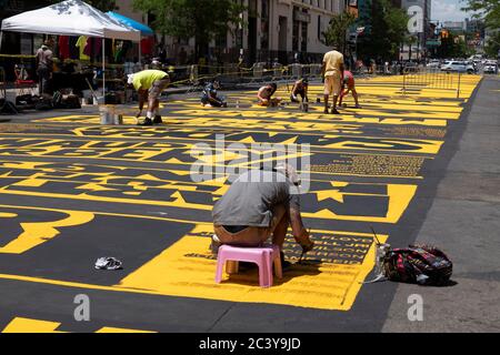 New York, New York, USA. Juni 2020. Inspiriert von der öffentlichen Kunstarbeit in Washington, DC und den Geschehnissen im ganzen Land, schufen mehr als 20 in Brooklyn lebende Künstler New Yorks ersten Black Lives Matter Street Art Mural im Bedford-Stuyvesant-Viertel von Brooklyn in New York, New York. Die Wandmalerei wurde für die Namen von Schwarzen geschaffen, die durch rassistisch motivierte Gewalt in diesem Land von Emmett bis 1955 bis Rayshard Brooks aus Atlanta, Georgia, getötet wurden. Die Wandmalerei wurde vom Billie Holiday Theater organisiert und befindet sich in der Fulton Street zwischen Marcy und Brooklyn Street Stockfoto