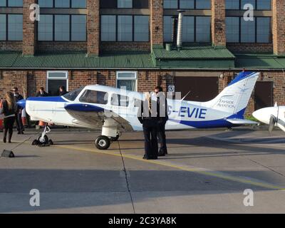 G-EVIE, eine Piper PA-28-161 Warrior II von Tayside Aviation, wurde 2012 auf der RAF Leuchars Airshow ausgestellt. Stockfoto