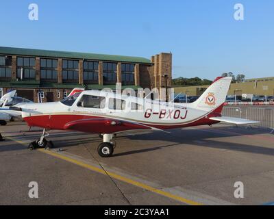 G-BXOJ, eine Piper PA-28-161 Warrior III von Tayside Aviation, wurde 2012 auf der RAF Leuchars Airshow ausgestellt. Stockfoto