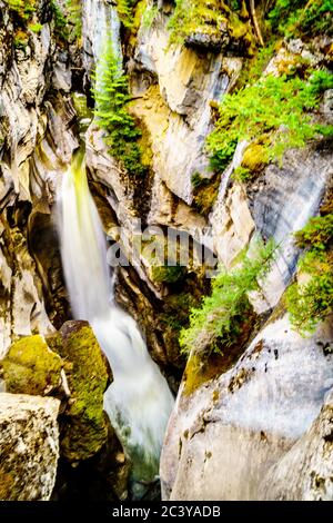 Wasserfall an der First Bridge über den Maligne Canyon im Jasper National Park in Alberta, Kanada Stockfoto