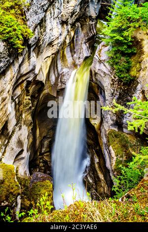 Wasserfall an der First Bridge über den Maligne Canyon im Jasper National Park in Alberta, Kanada Stockfoto