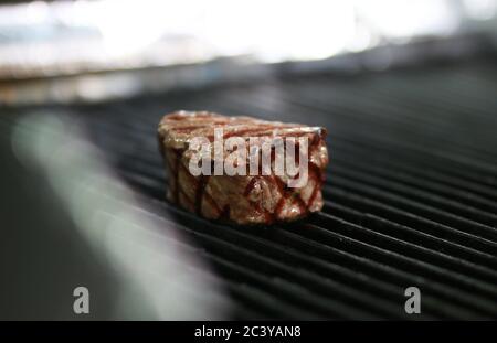 Steak auf dem Grill. Mittelseltene Steaks werden gegrillt. Stockfoto