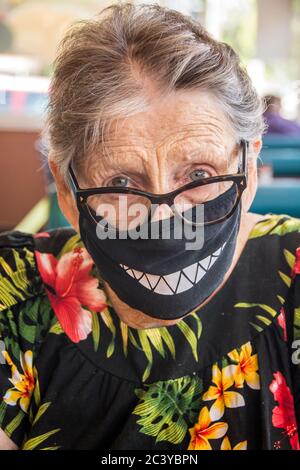 Eine 83-jährige Frau mit Maske. Stockfoto