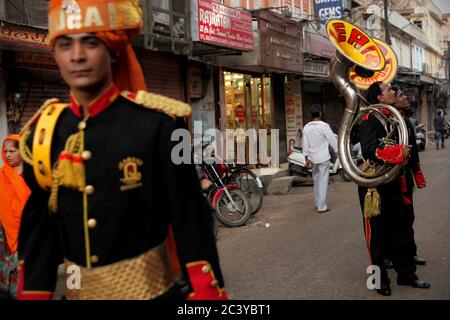 Mitglieder eines musikalischen Ensemble Koordination auf einer Straße in Jaipur, Rajasthan, Indien. Stockfoto