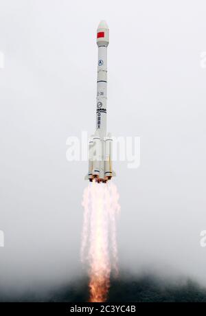 (200623) -- XICHANG, 23. Juni 2020 (Xinhua) -- EINE Trägerrakete, die den letzten Satelliten des BeiDou Navigationssatellitensystems (BDS) trägt, hebt vom Xichang Satellitenstartzentrum in der südwestlichen chinesischen Provinz Sichuan ab, 23. Juni 2020. China startete am Dienstag (Pekinger Zeit) um 9:43 Uhr den letzten BDS-Satelliten aus dem Xichang Satellite Launch Center, was den Abschluss des Einsatzes seines eigenen globalen Navigationssystems markierte. Quelle: Xinhua/Alamy Live News Stockfoto