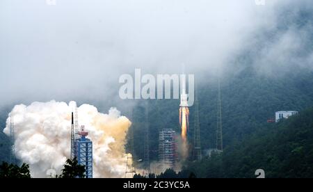 (200623) -- XICHANG, 23. Juni 2020 (Xinhua) -- EINE Trägerrakete, die den letzten Satelliten des BeiDou Navigationssatellitensystems (BDS) trägt, explodiert vom Xichang Satelliten-Startzentrum in der südwestlichen chinesischen Provinz Sichuan, 23. Juni 2020. China startete am Dienstag (Pekinger Zeit) um 9:43 Uhr den letzten BDS-Satelliten aus dem Xichang Satellite Launch Center, was den Abschluss des Einsatzes seines eigenen globalen Navigationssystems markierte. Quelle: Xinhua/Alamy Live News Stockfoto