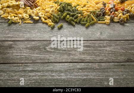 Verschiedene Arten von Pasta auf Holz rustikalen Hintergrund. Diät-Konzept. Bild mit Kopierbereich Stockfoto