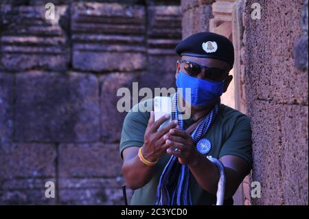 Während der Coronavirus-Pandemie sind die Tempel von Angkor verlassen. Hier will sogar die kambodschanische Polizei, die die Tempel beschützt, ein Foto von den leeren Ruinen des Banteay Srei Tempels machen. Angkor Archäologischer Park, Provinz Siem Reap, Kambodscha. Juni 2020. © Kraig Lieb Stockfoto