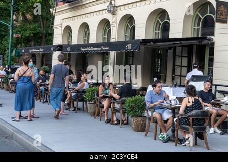 NEW YORK, NEW YORK - JUNI 22: 8th Hill Restaurant serviert Kunden an Bürgersteig Tische sitzen, während die Stadt in Phase zwei Wiedereröffnung aus dem coro bewegt Stockfoto