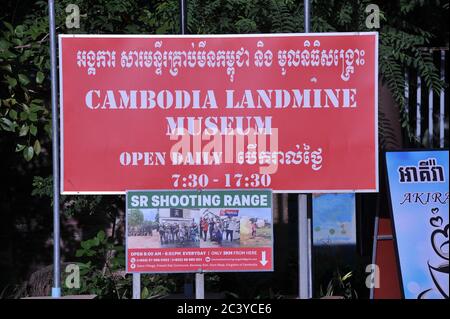 Zweisprachiges Schild 'Cambodia Landmine Museum', Provinz Siem Reap, Kambodscha. © Kraig Lieb Stockfoto