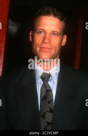 Burbank, California, USA 8. November 1995 Schauspieler Mark Valley besucht Days of Our Lives 30. Jahrestag Party und Cake Cutting am 8. November 1995 in den Burbank Studios in Burbank, Kalifornien, USA. Foto von Barry King/Alamy Stockfoto Stockfoto