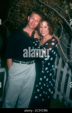 Burbank, California, USA 8. November 1995 Schauspieler Ivan G'Vera und Schauspielerin Louis Sorel besuchen Days of Our Lives 30. Jahrestag Party und Cake Cutting am 8. November 1995 in den Burbank Studios in Burbank, Kalifornien, USA. Foto von Barry King/Alamy Stockfoto Stockfoto