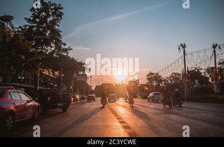 Mai 2020 Bangkok Thailand, Stille Atmosphäre in der Altstadt von Bangkok Thailand während der Sperre die Stadt auf Sonnenlicht durch den Pramane Boden alten Schlepptau Stockfoto