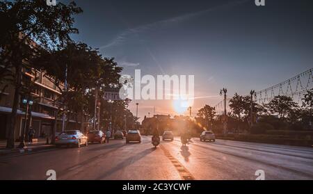 Mai 2020 Bangkok Thailand, Stille Atmosphäre in der Altstadt von Bangkok Thailand während der Sperre die Stadt auf Sonnenlicht durch den Pramane Boden alten Schlepptau Stockfoto