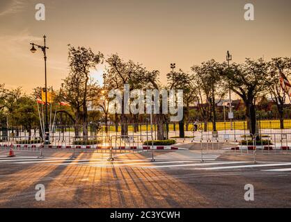Mai 2020 Bangkok Thailand, Stille Atmosphäre in der Altstadt von Bangkok Thailand während der Sperre die Stadt auf Sonnenlicht durch den Pramane Boden alten Schlepptau Stockfoto