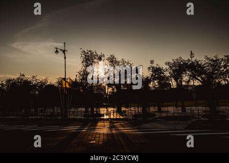 Mai 2020 Bangkok Thailand, Stille Atmosphäre in der Altstadt von Bangkok Thailand während der Sperre die Stadt auf Sonnenlicht durch den Pramane Boden alten Schlepptau Stockfoto