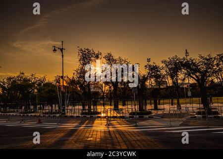 Mai 2020 Bangkok Thailand, Stille Atmosphäre in der Altstadt von Bangkok Thailand während der Sperre die Stadt auf Sonnenlicht durch den Pramane Boden alten Schlepptau Stockfoto