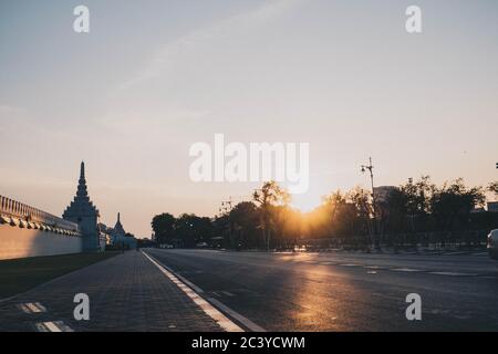Mai 2020 Bangkok Thailand, Stille Atmosphäre in der Altstadt von Bangkok Thailand während der Sperre die Stadt auf Sonnenlicht durch den Pramane Boden alten Schlepptau Stockfoto