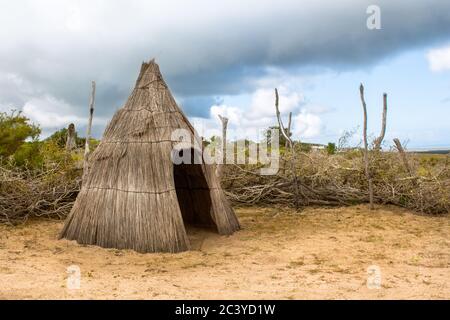 !Khwa ttu San Kultur- und Bildungszentrum, Yzerfontein, Südafrika - 28. August 2018. Eine traditionelle San Buschmänner Hütte in einem Mockup Dorf. Stockfoto