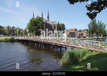 Singelgracht Kanal, St. Joseph's Kirche und eine Holzbrücke in Alkmaar, Juni, Norh Holland, Niederlande. Stockfoto