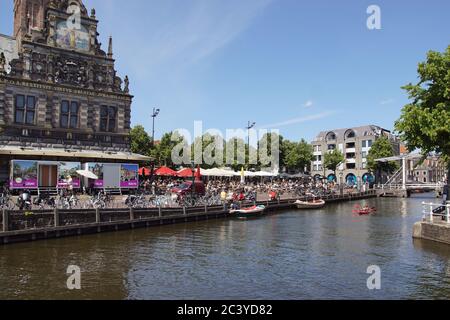 De Waag (Wiegehaus), Waagplein Platz, Terrassen, Besucher, Touristen in Alkmaar. Ohne Käsemarkt wegen Coronavirus. Juni, Niederlande Stockfoto