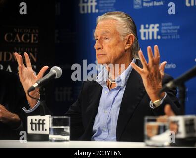 Toronto, Kanada. September 2011. TORONTO, ON - SEPTEMBER 14: Schauspieler Nicholas Cage und Regisseur Joel Schumacher sprechen auf der Pressekonferenz "Trespass" während des Toronto International Film Festival 2011 im TIFF Bell Lightbox am 14. September 2011 in Toronto, Kanada. Personen: Joel Schumacher Kredit: Storms Media Group/Alamy Live News Stockfoto