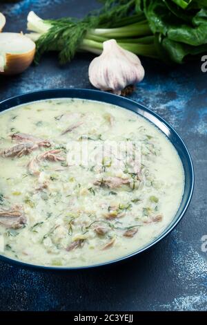 Magiritsa - Griechische Lammsuppe mit Ei und Zitronensauce. Traditionelles Ostergericht Stockfoto