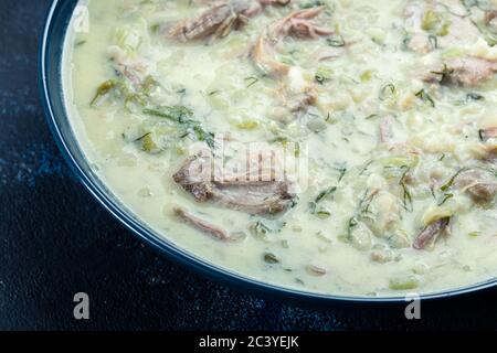 Magiritsa - Griechische Lammsuppe mit Ei und Zitronensauce. Traditionelles Ostergericht Stockfoto