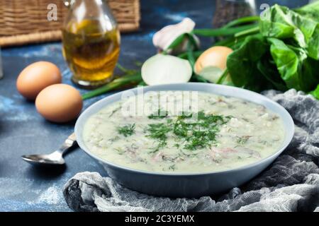 Magiritsa - Griechische Lammsuppe mit Ei und Zitronensauce. Traditionelles Ostergericht Stockfoto