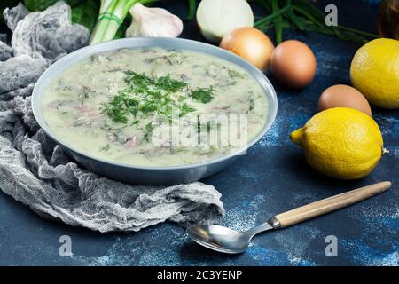 Magiritsa - Griechische Lammsuppe mit Ei und Zitronensauce. Traditionelles Ostergericht Stockfoto