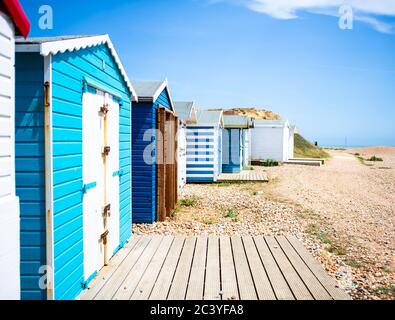 Blaue Strandhütten und Kies Stockfoto