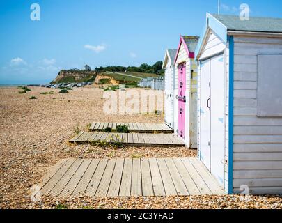 Blaue Strandhütten und Kies Stockfoto