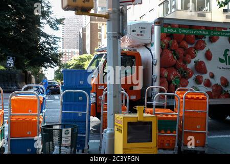 New York, Usa. Juni 2020. Kisten mit Lebensmittellieferungen werden vor einem Lieferwagen gestapelt.der Verkehr mit Fußgänger und Fahrzeugen hat sich deutlich erhöht, da die Unternehmen heute in New York City, USA, die nächste Phase der Wiedereröffnung der Wirtschaft markieren. Während die Stadt in Richtung der Wiedereröffnung der Wirtschaft bewegt, nach der COVID-19 Pandemie, professionelle Dienstleistungen, Finanzen, Immobilien, administrative Unterstützung und Essen im Freien, wird die Phase zwei von vier Phasen der Wiedereröffnung markieren. Kredit: SOPA Images Limited/Alamy Live Nachrichten Stockfoto